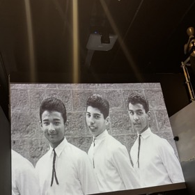 Freddie - The Exhibition začíná na Zanzibaru, kde se budoucí slavný zpěvák narodil pod jménem Farrokh Bulsara. 