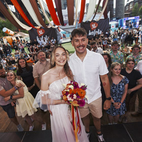 Na Náměstí Lásky na českých i slovenských festivalech letos opět proběhly reálné svatby, které jsou součástí programu už od roku 2023.