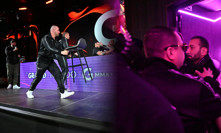 Rvačka Kotlárů, vypískaný Sládek i házení židlemi: Šílené výjevy z tiskovky G MMA