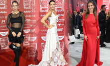 Rudá Bezděková, černobílá Kubelková s dcerou a polonahá Petruchová. Móda z Pure Model