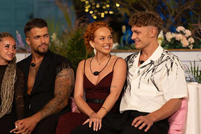 FOTO: Jakub se Cynthií a Viki s Honzou patří za silné páry na Love Islandu. – stránka 1