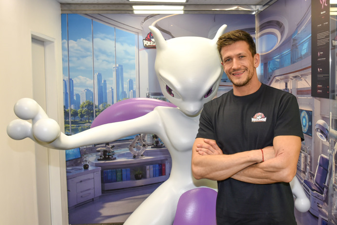 FOTO: Jan Solfronk na otevření prvního muzea soukromé sbírky karet Pokémon na světě. – stránka 14