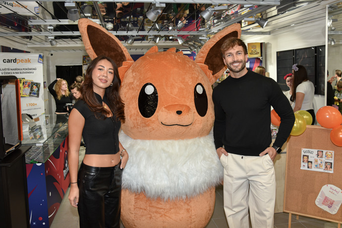 FOTO: Účastnící reality show Are You The One Jakub Mádl a Natálie Matíková si přišli prohlídnout sbírku pokémonů. – stránka 2
