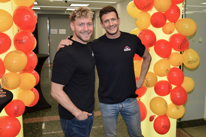 FOTO: Bacheloři Jan Solfronk a Miroslav Dubovický na slavnostním otevření nového muzea. – stránka 12