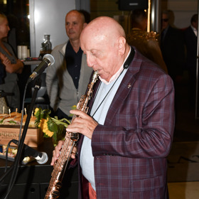 Felix Slováček během křtu zahrál na svůj saxofon.