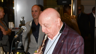 FOTO: Felix Slováček během křtu zahrál na svůj saxofon.