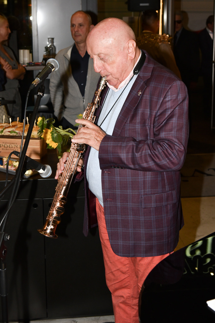 FOTO: Felix Slováček během křtu zahrál na svůj saxofon. – stránka 9