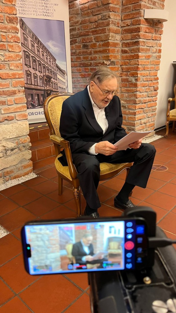 FOTO: Jiří Štěpnička už byl při natáčení čtyři měsíce před smrtí velmi vyčerpaný. – stránka 128