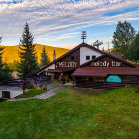 Součástí objektu je také venkovní Melody bar.