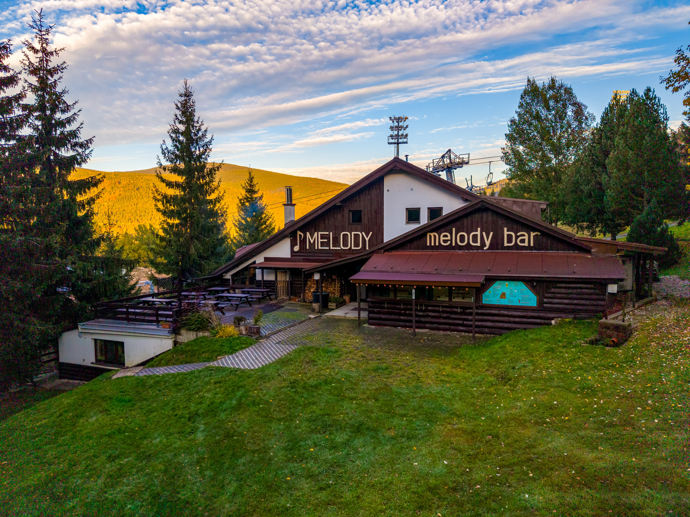 FOTO: Součástí objektu je také venkovní Melody bar. – stránka 16