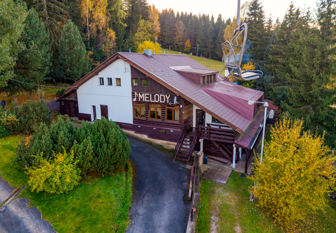 FOTO: Nový projekt Pavla Callty se nachází přímo na sjezdovce Čertovy hory. – stránka 15