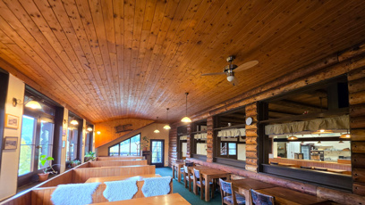 FOTO: V horské chatě nechybí prostorná restaurace s dřevěným interiérem.