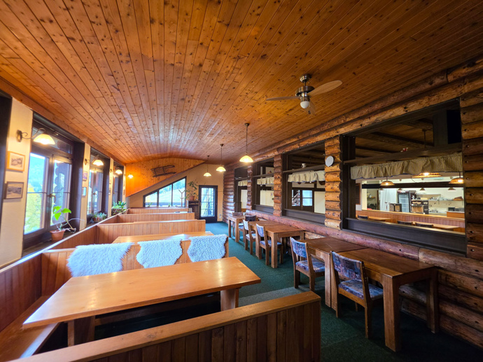 FOTO: V horské chatě nechybí prostorná restaurace s dřevěným interiérem. – stránka 12