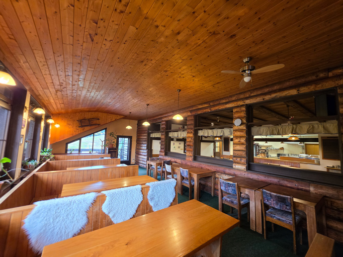 FOTO: Restaurace nabízí dostatek prostoru pro ubytované hosty i kolemjdoucí lyžaře. – stránka 9