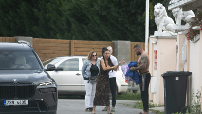 FOTO: Lela Ceterová přivezla společné děti ke Karlosovi Vémolovi.