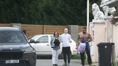 FOTO: Terminátor si od bývalé partnerky převzal děti i připravené věci.