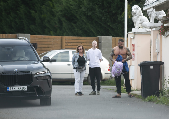 FOTO: Terminátor si od bývalé partnerky převzal děti i připravené věci. – stránka 27
