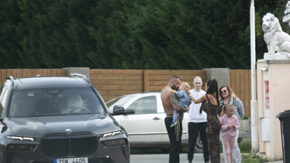 FOTO: Karlos se nejmladšího potomka okamžitě ujal.