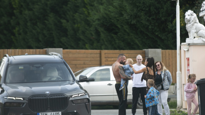 FOTO: Zápasník si děti převzal před svým domem.