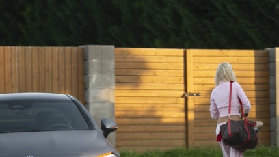 FOTO: Monika dorazila ke Karlosovu domu.
