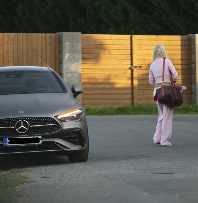 FOTO: Monika dorazila ke Karlosovu domu. – stránka 10