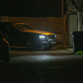 Po setmění vyrazil od Vémolova domu luxusní Rolls-Royce.