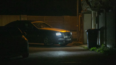 FOTO: Po setmění vyrazil od Vémolova domu luxusní Rolls-Royce.