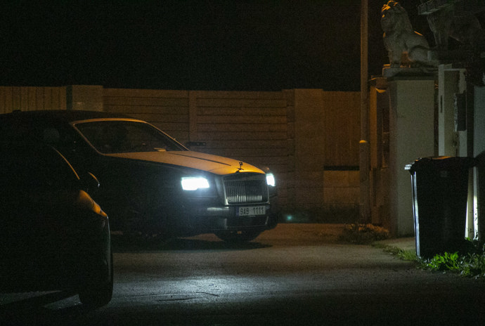FOTO: Černý vůz za několik milionů zamířil do centra Prahy. – stránka 23