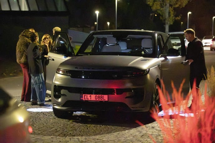 FOTO: Jakub Prachař na svou ženu trpělivě počkal. – stránka 116