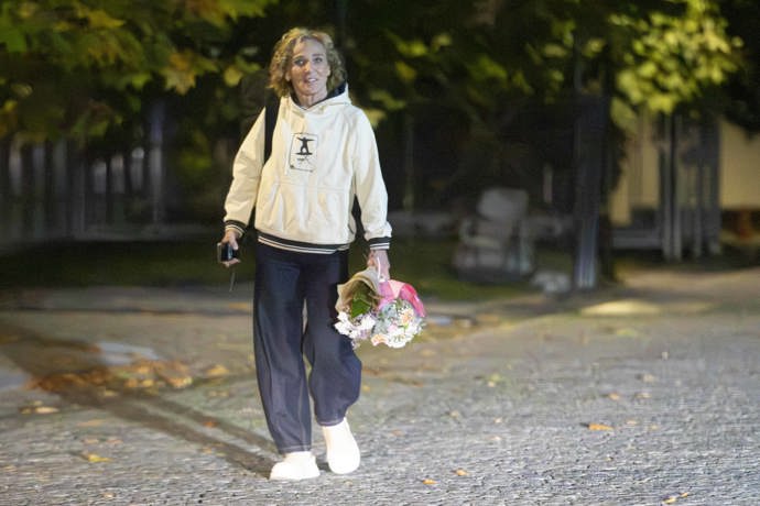 FOTO: Odcházela pouze ve společnosti krásné kytice.
