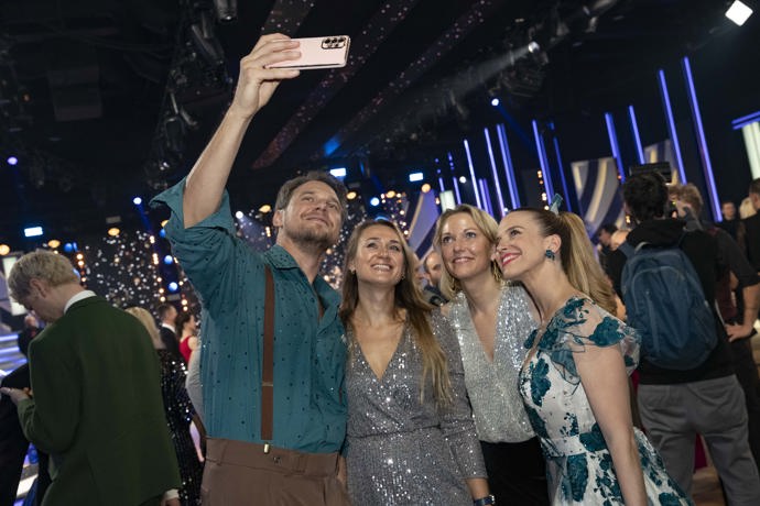 FOTO: Vojta Dyk se po konci StarDance fotil s přáteli. – stránka 12