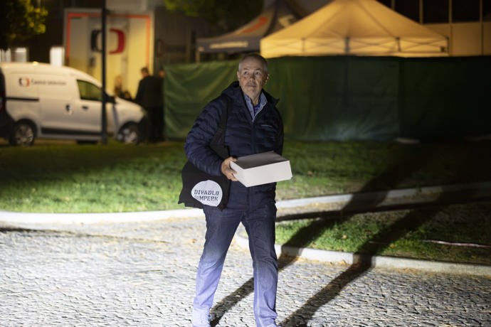 FOTO: Moderátor Marek Eben na odchodu i s výslužkou. – stránka 8