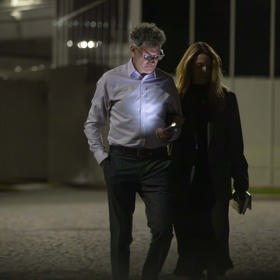 Patrik Hartl odcházel pouze v košili.
