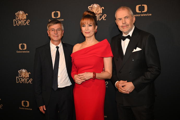 FOTO: Moderátorské duo Tereza Kostková a Marek Eben společně s výkonným ředitelem ČT, Hynkem Chudárkem. – stránka 1
