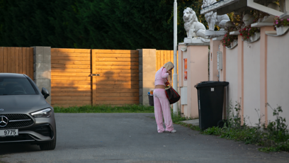 FOTO: Monika Naomi dorazila před dům Karlose Vémoly s objemnou taškou.