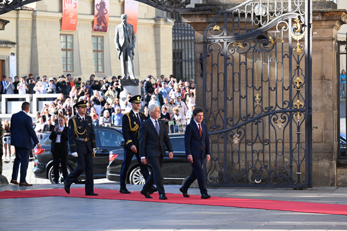 FOTO: Prezident Petr Pavel a prezident Rumunska Nicușor Dan. – stránka 18