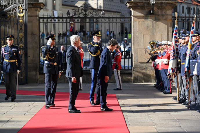 FOTO: Prezidenti se zastavili před Hradní stráží. – stránka 17