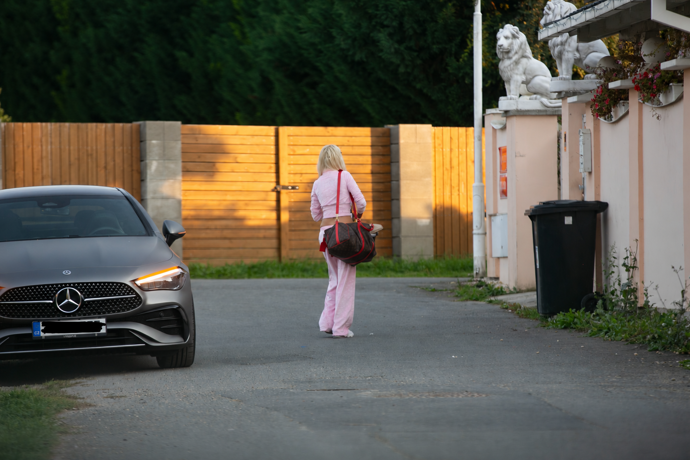 FOTO: Blondýnka zamířila k brance Vémolandu, kde už působila jako doma. – stránka 8