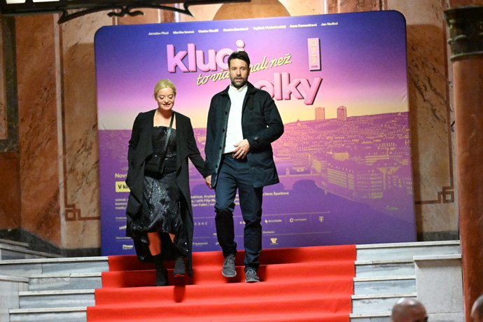 FOTO: Herce Václava Neužila doprovodila na slavnostní událost jeho manželka Lenka Neužil Stárková, se kterou jim to neuvěřitelně slušelo. – stránka 1