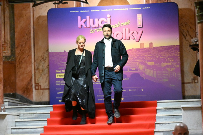 FOTO: Václav Neužil dorazil na premiéru filmu Kluci to vidí jinak než holky s manželkou Lenkou Neužil Stárkovou. – stránka 8