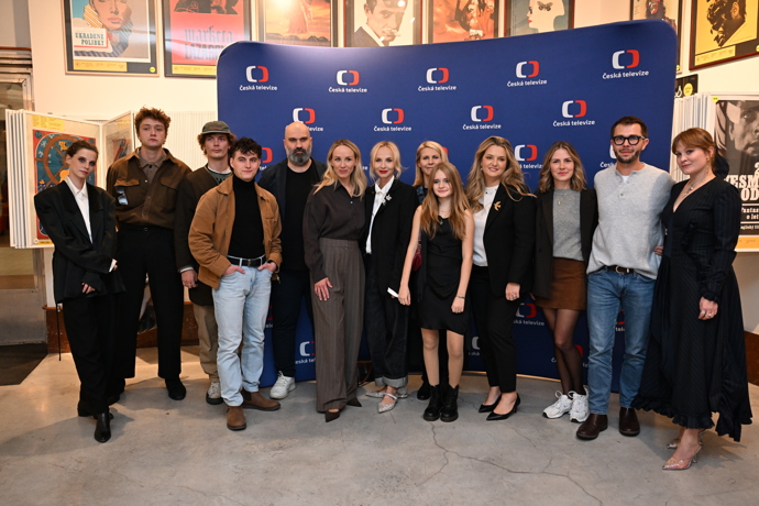 FOTO: Na slavnostní premiéře se to známými tvářemi jenom hemžilo. – stránka 5