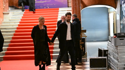 FOTO: Václav Neužil se svou ženou během odchodu na slavnostní premiéru.