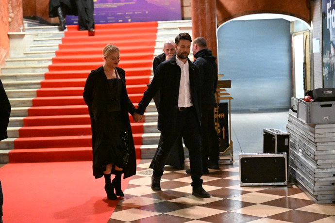 FOTO: Václav Neužil se svou ženou během odchodu na slavnostní premiéru. – stránka 6