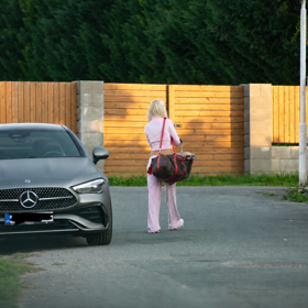 Monika Naomi dorazila před dům Karlose Vémoly s objemnou taškou.