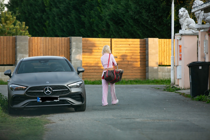 FOTO: Monika Naomi dorazila před dům Karlose Vémoly s objemnou taškou. – stránka 7