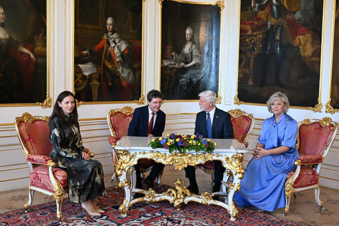 FOTO: Petr Pavel a  Eva Pavlová společně s rumusnkým prezidentem a první dámou. – stránka 13