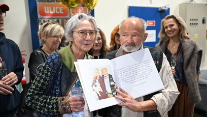 FOTO: Rudolf Hrušínský mladší ukázal knihu.