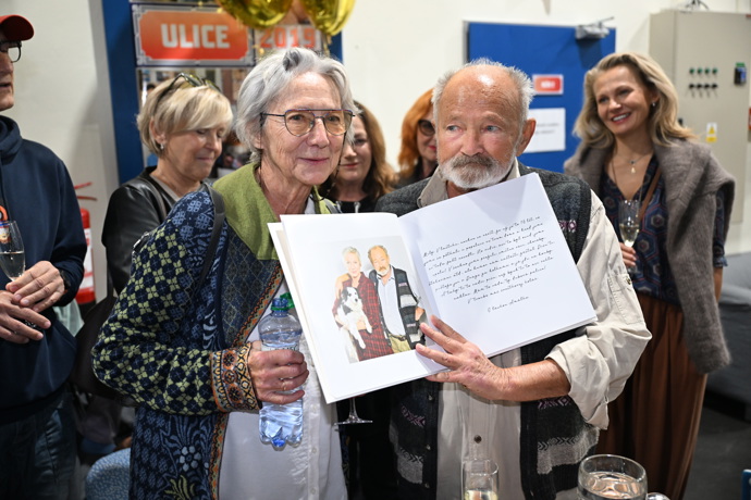 FOTO: Rudolf Hrušínský mladší ukázal knihu. – stránka 33