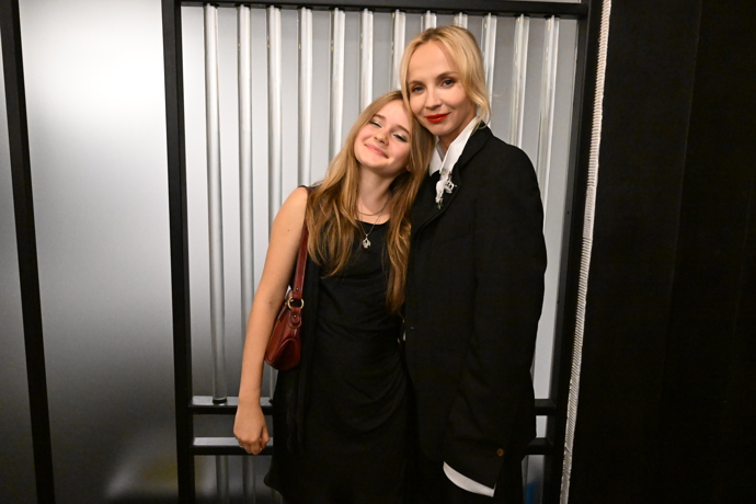 FOTO: Během celé premiéry bylo možné oblíbenou herečku zahlédnout především v těsné blízkosti Kláry Kitto.