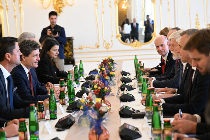 FOTO: Český a rumunský prezident zasedli za jedním stolem. – stránka 7